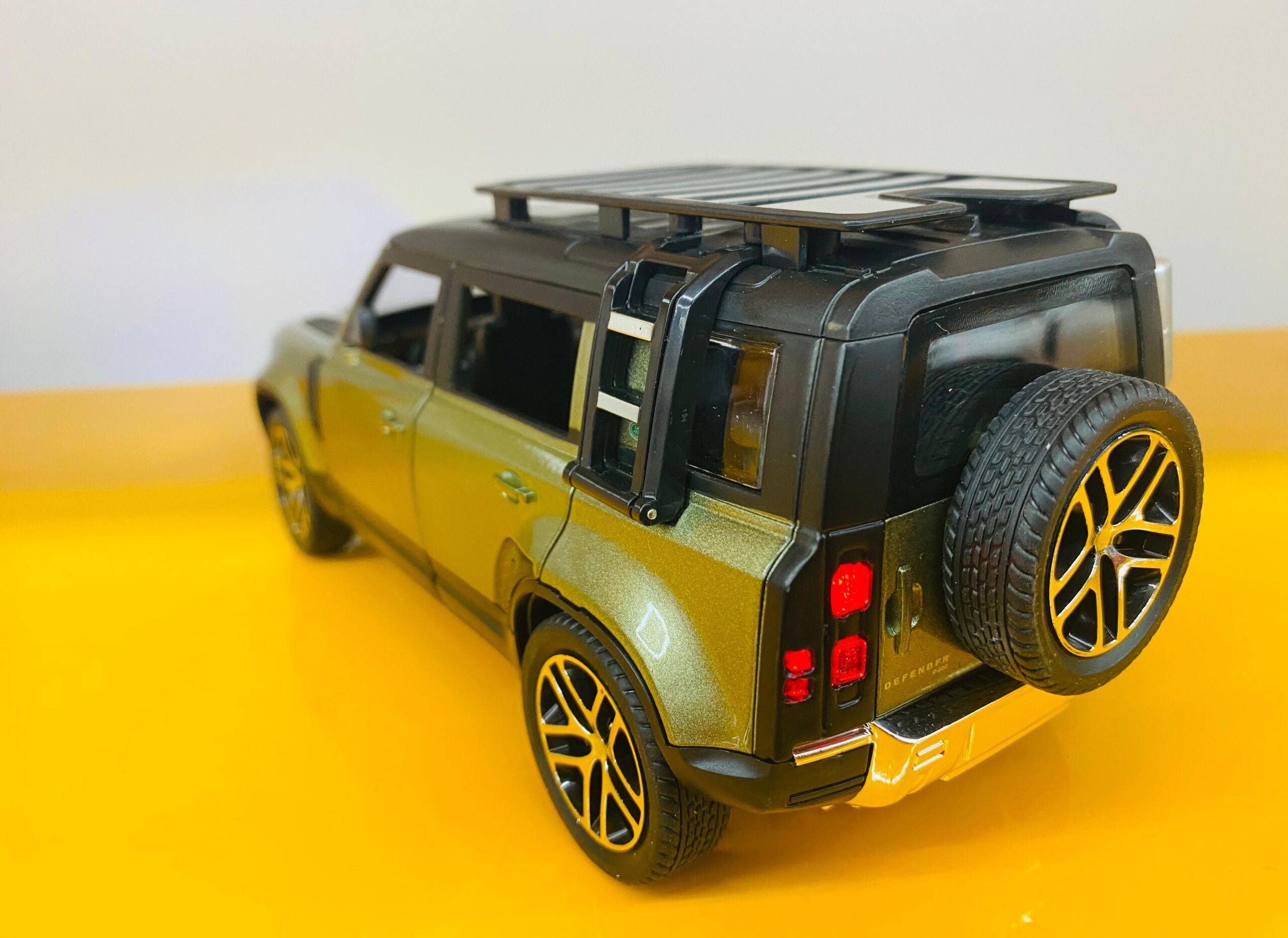 Defender 1:24 Scale