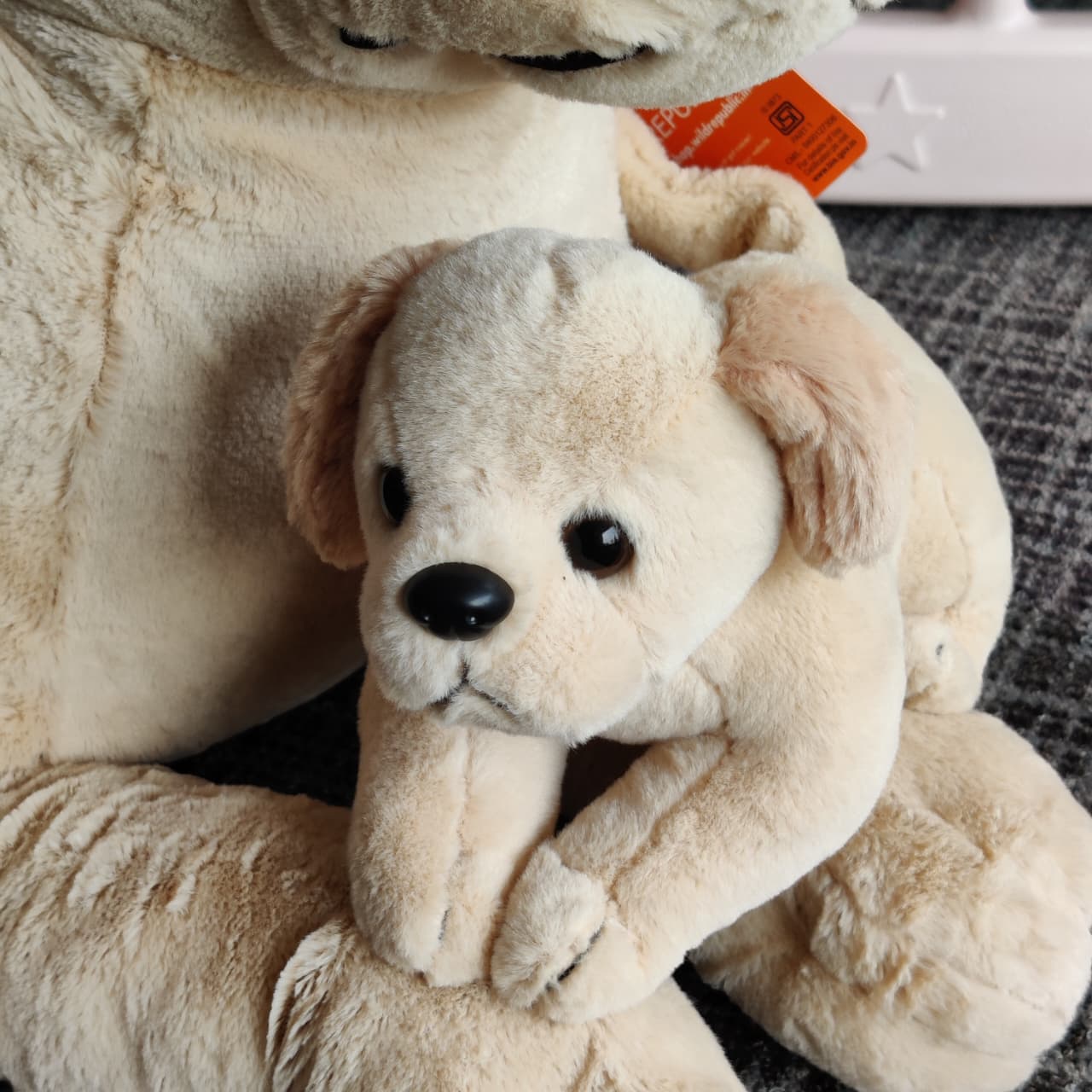 WILD REPUBLIC Paws- Laying Jumbo Yellow LAB & Babies