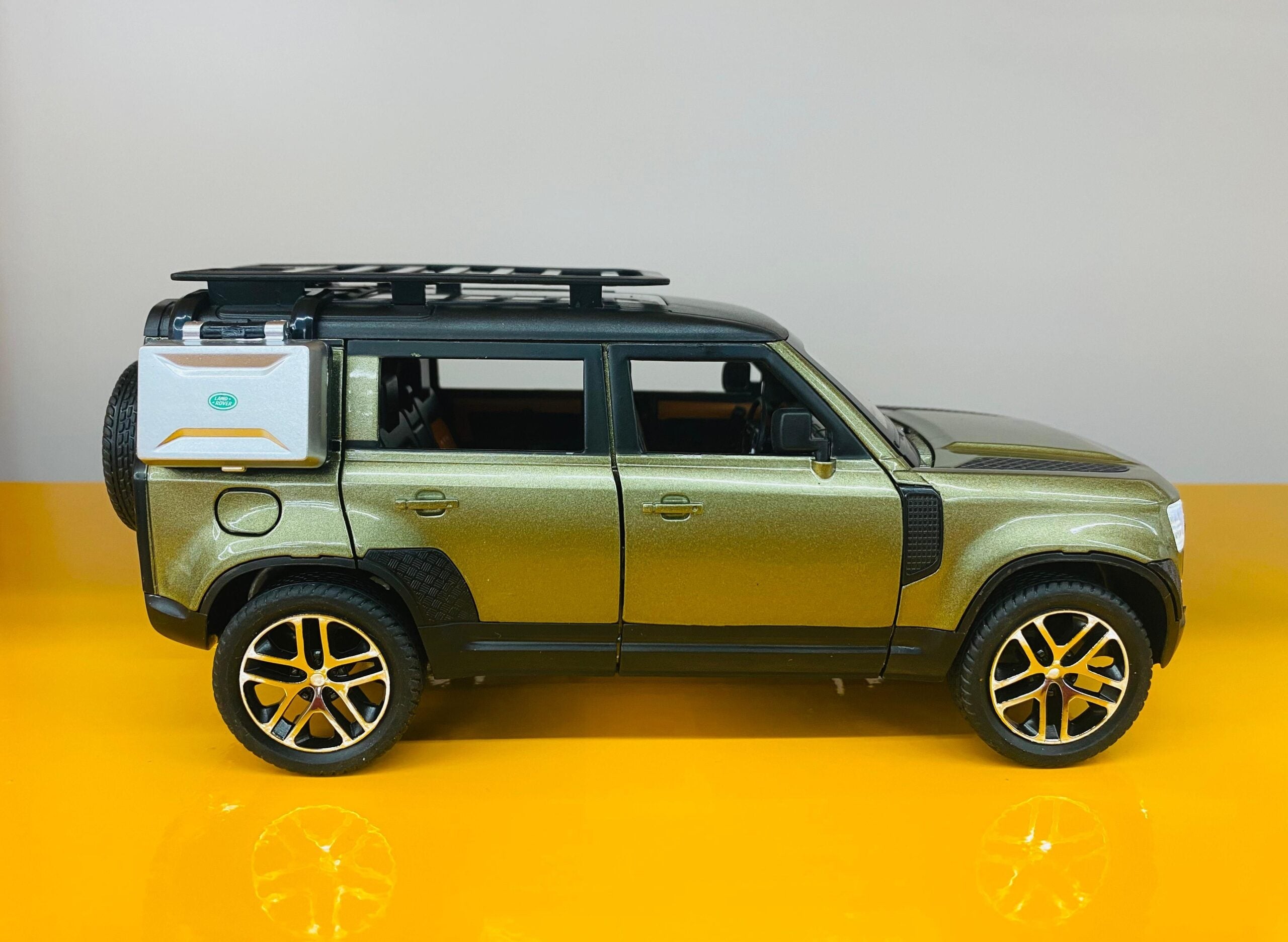 Defender 1:24 Scale
